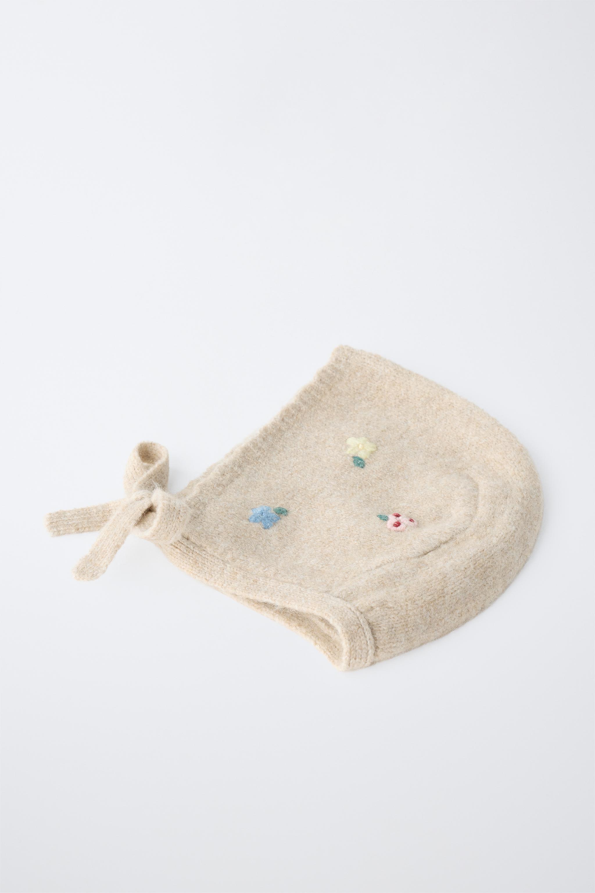 BONNET EN MAILLE À FLEURS BRODÉES