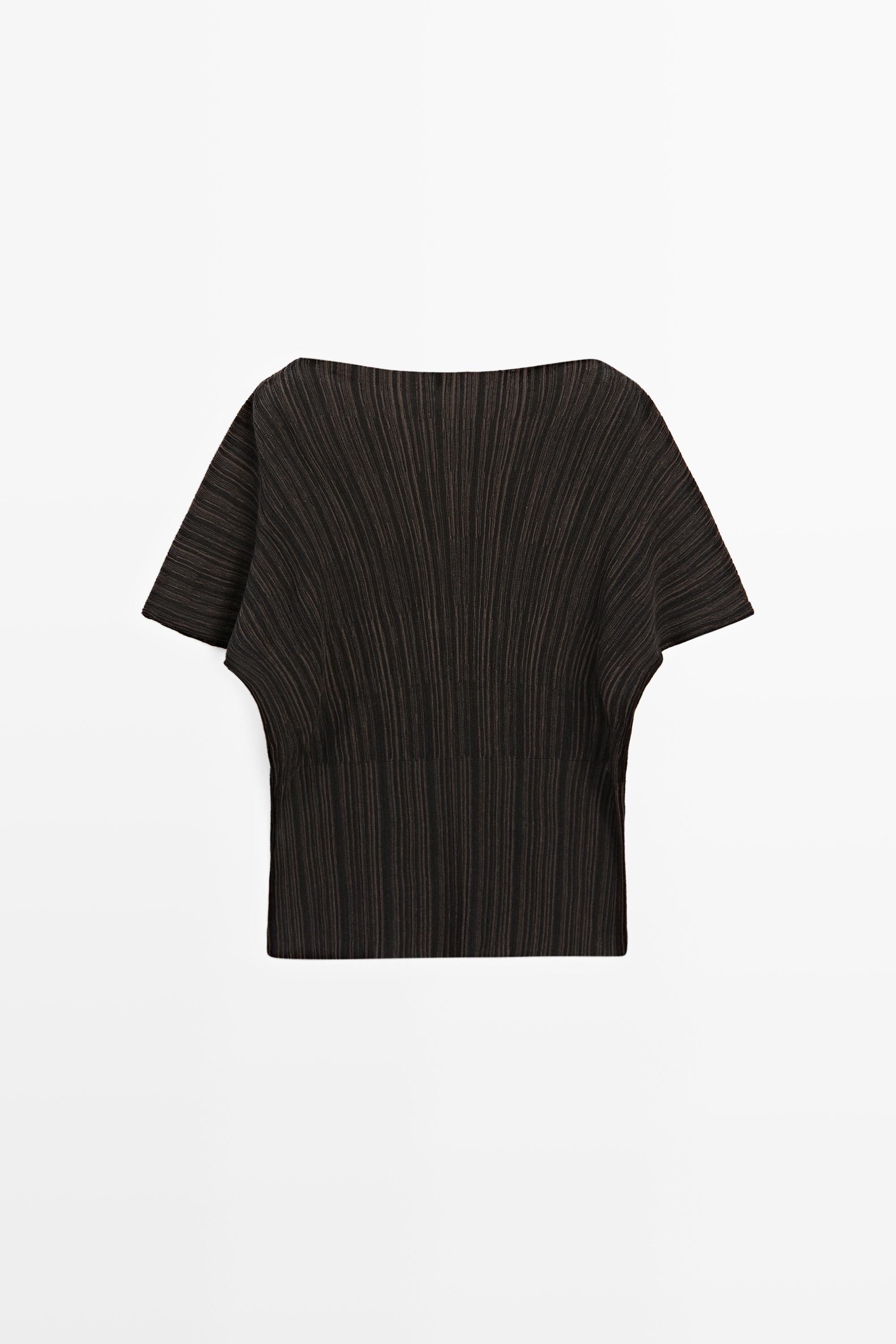 Total look pleated top with striped detail