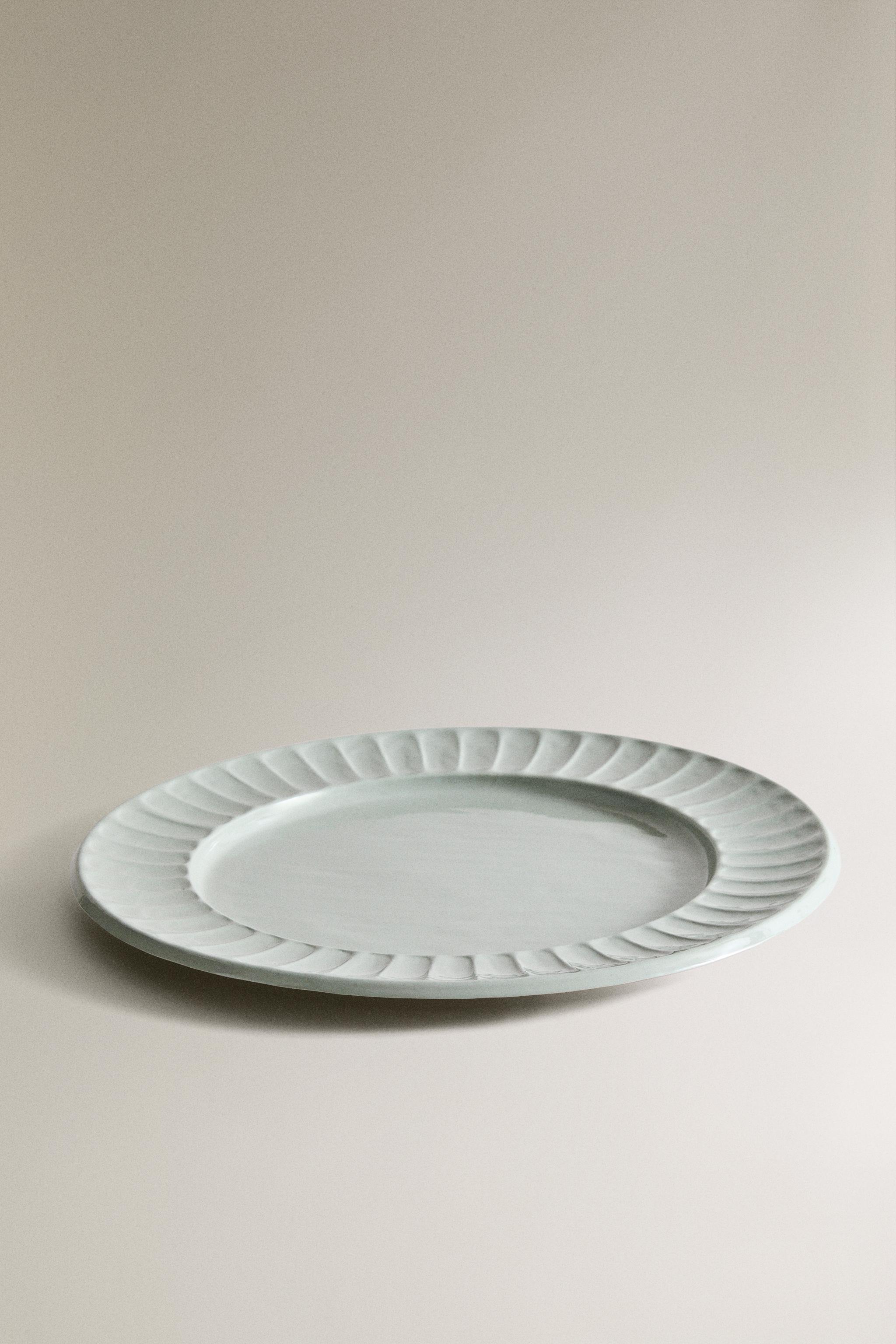 ROUND METAL SERVING DISH