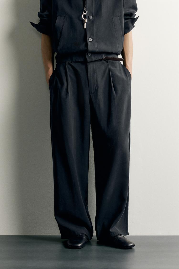 Pantalones fluidos con pliegues corte relajado 2