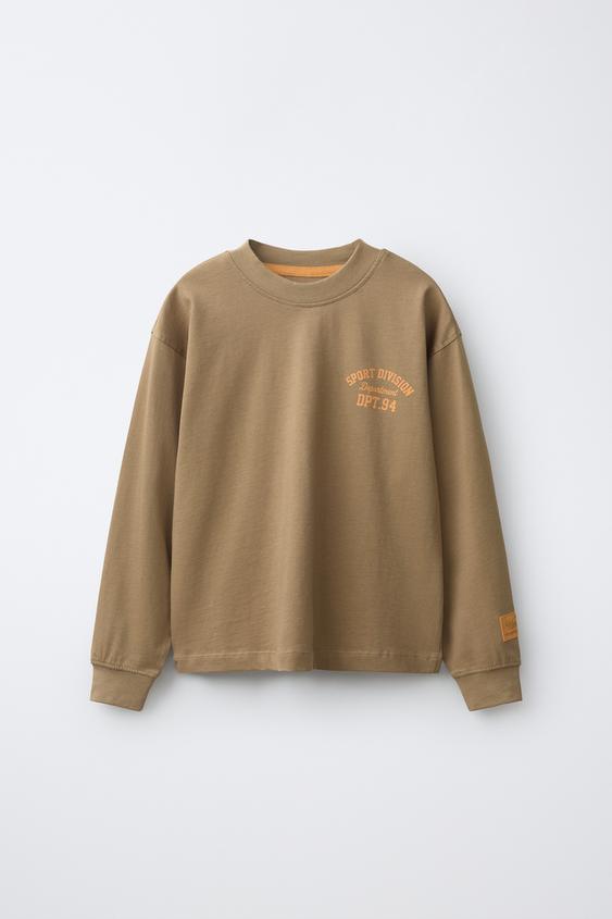 CAMISETA ESTAMPADO TEXTO VARSITY - Tostado de Zara - Imagen 0