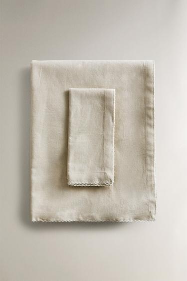 SCALLOPED TABLECLOTH - Light beige by Zara