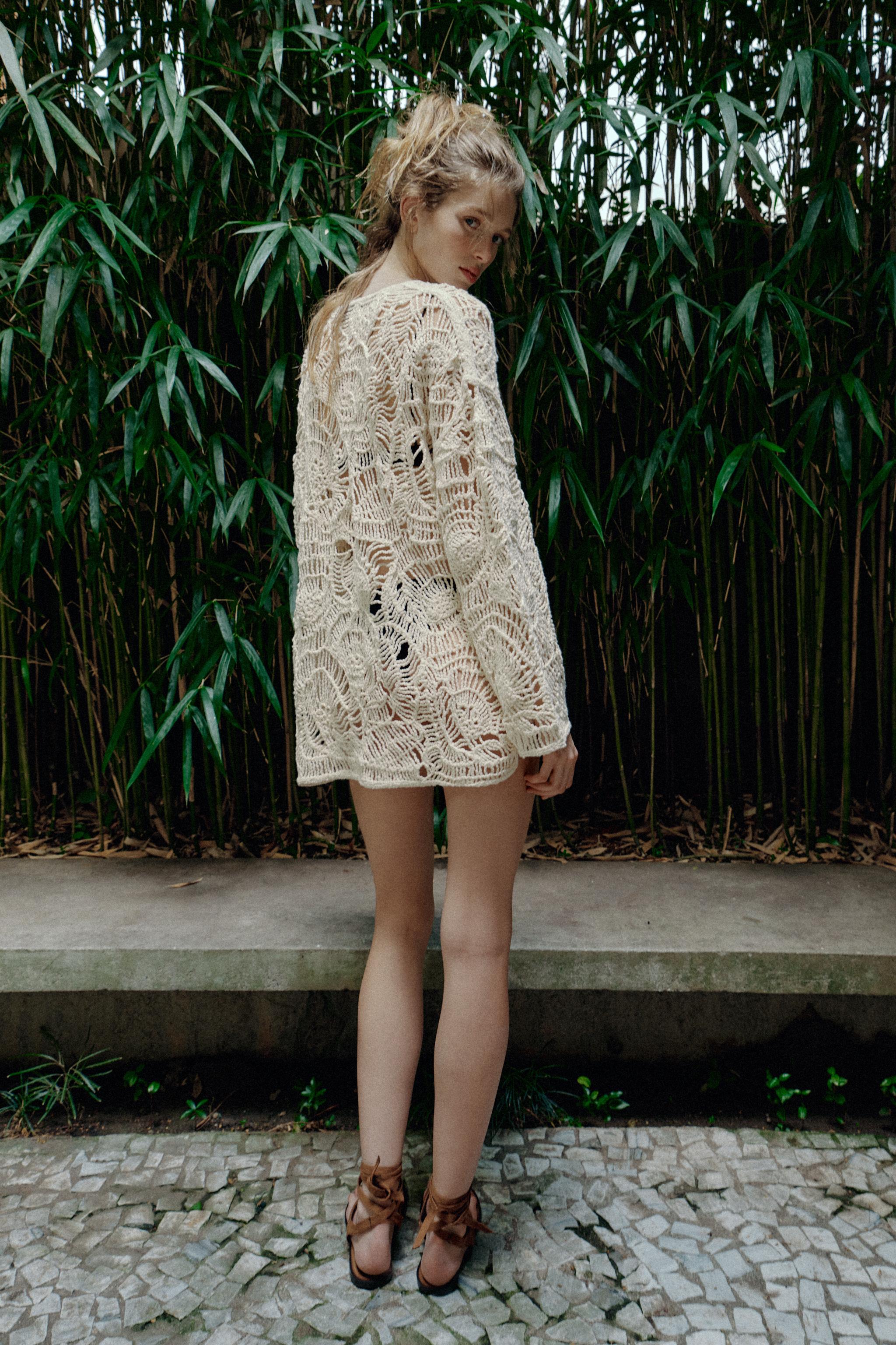 ROBE EN MAILLE AJOURÉE À POMPONS