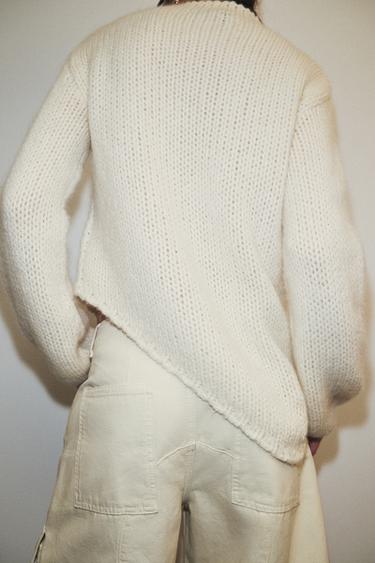 PULL EN MAILLE À BAS ASYMÉTRIQUE - Écru de Zara - Image 2