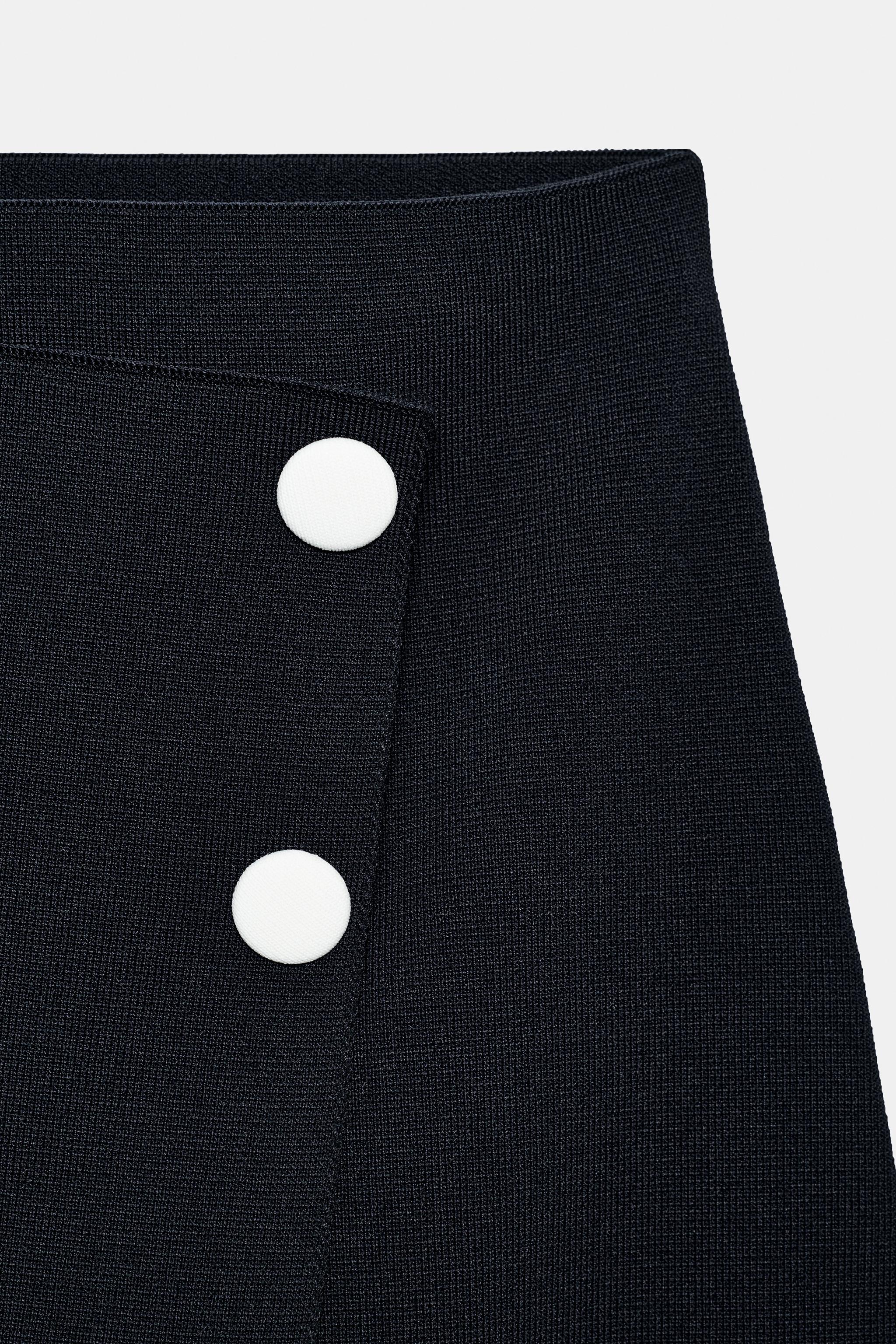 CONTRAST BUTTON KNIT MINI SKIRT