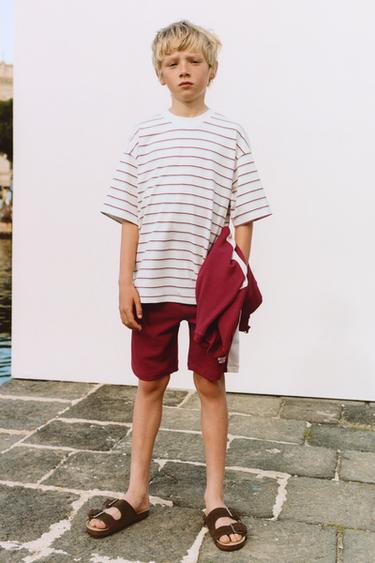 CONJUNTO DE T-SHIRT ÀS RISCAS E BERMUDA SPORTY - Vermelho da Zara