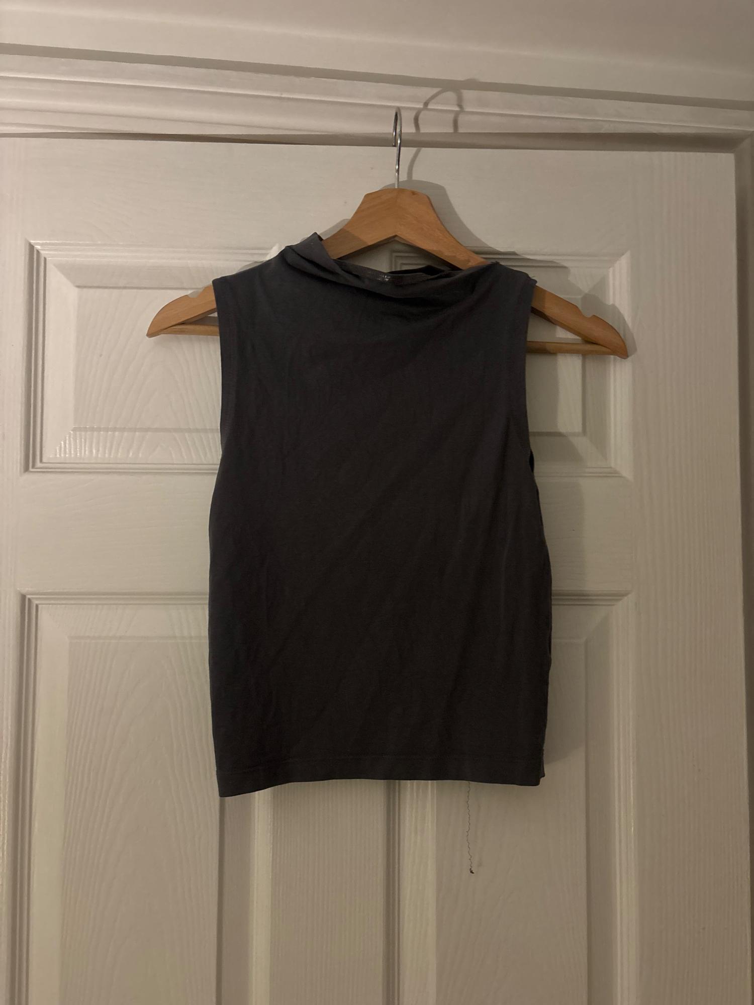 SLEEVELESS TOP