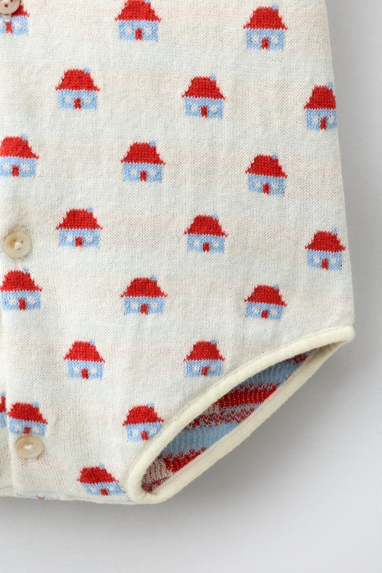 MAMELUCO DE PUNTO JACQUARD CON ESTAMPADO DE CASA 6