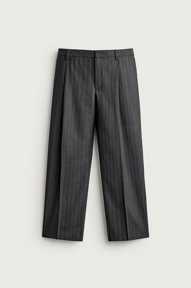 PANTALON COUPE DÉCONTRACTÉE À PLIS ET RAYURES - Gris de Zara