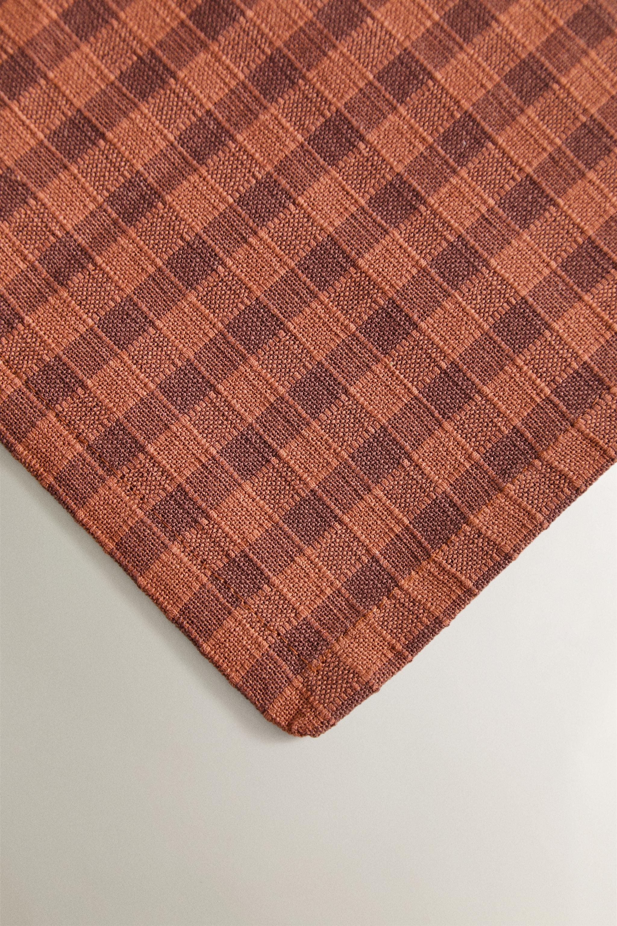 CHECKED TABLECLOTH WITH TOPSTITCHING