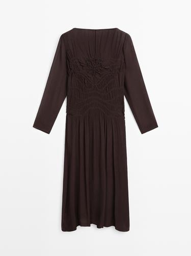 Vestido midi fluido detalle frunces - Marrón de Zara