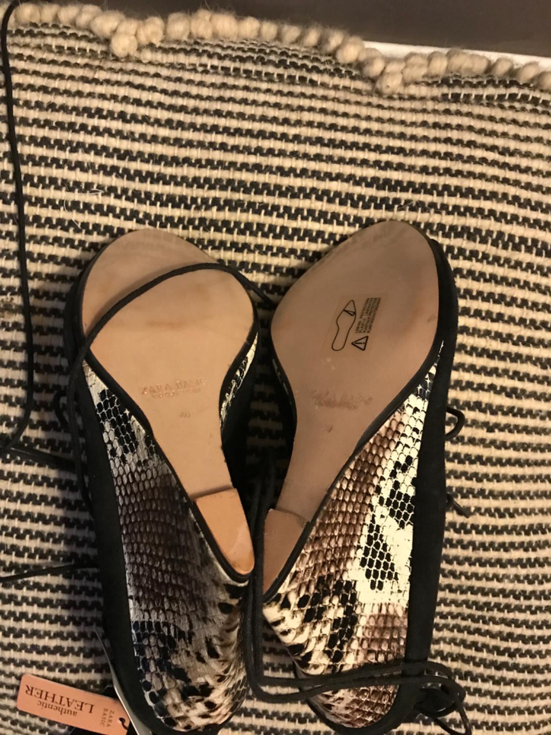 BLACK LACE UP SNAKE SKIN WEDGES - Image 4