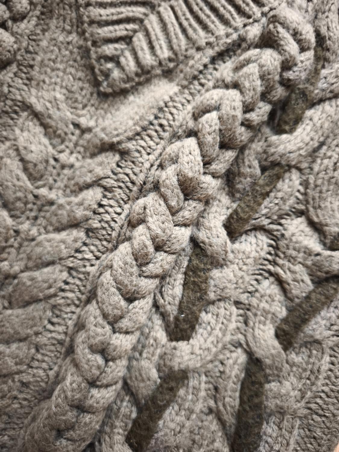 CABLE-KNIT VEST WITH PLAITED DETAIL - Image 4