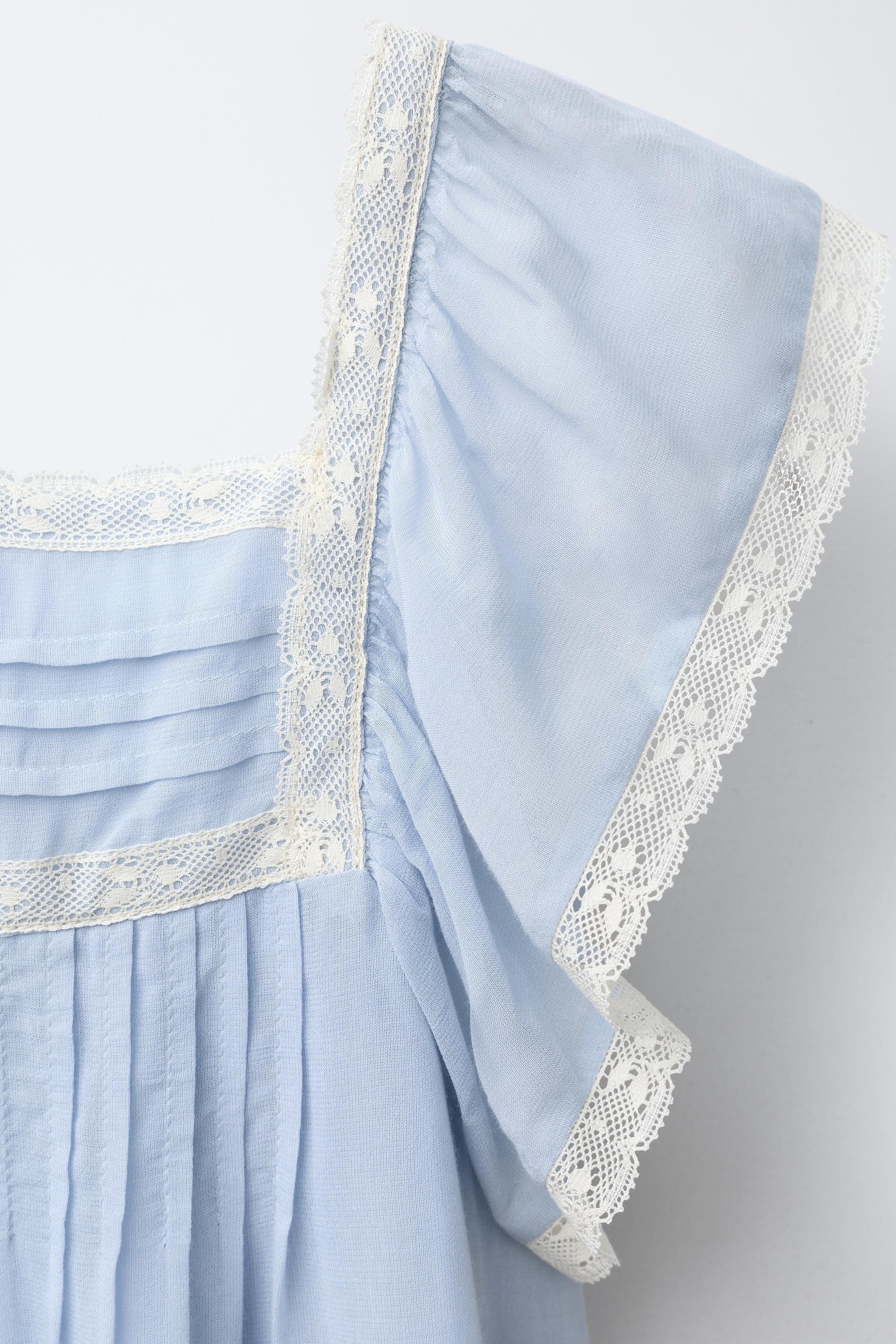ROBE DÉTAIL DENTELLE