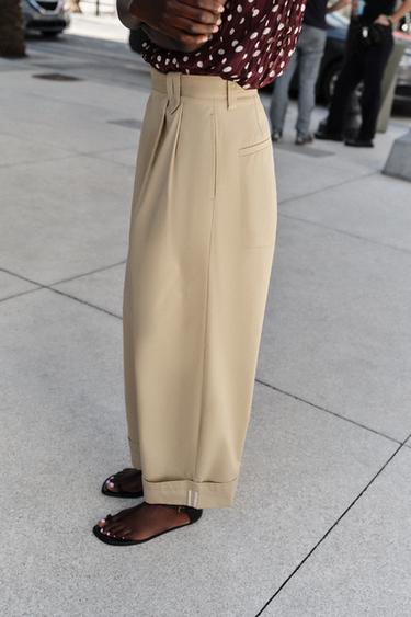 PANTALON À PINCES ET BAS À REVERS - Camel clair de Zara - Image 4