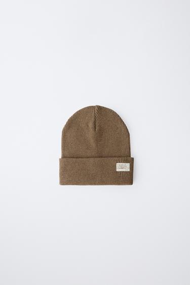 BONNET EN MAILLE CÔTELÉE AVEC ÉTIQUETTE - Marron clair de Zara