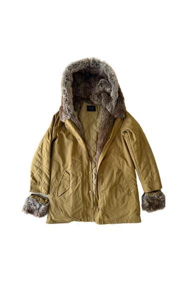 PARKA WITH FAUXFUR LINING AND TRIM ON THE COLLAR AND CUFFS.
