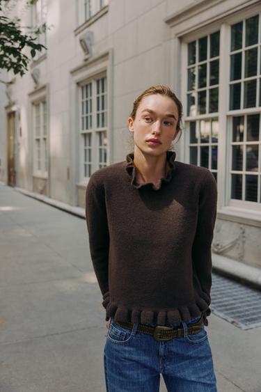 سترة محبوكة بكشكش - بني by Zara