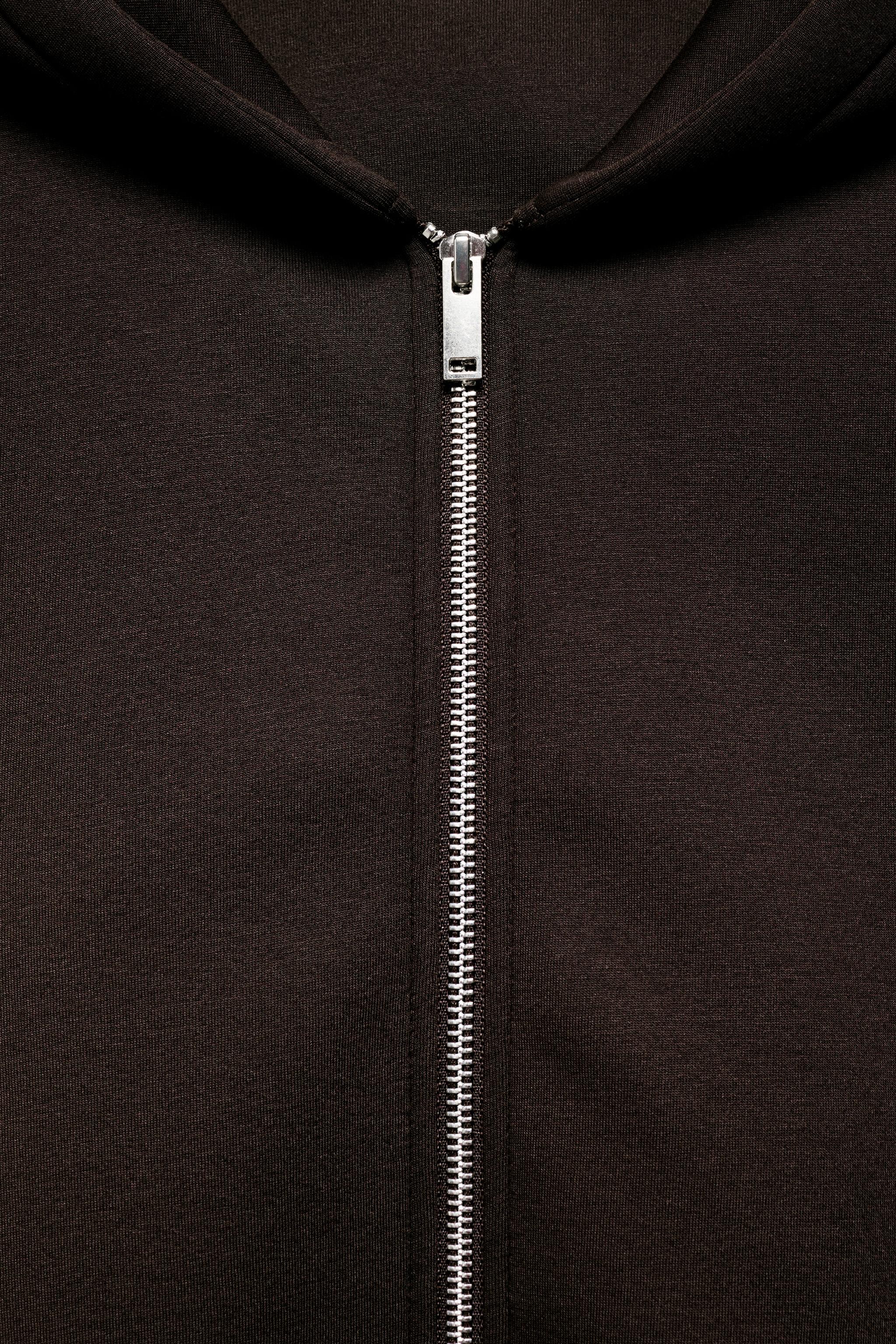 SENTETİK KAUÇUK KUMAŞ GÖRÜNÜMLÜ KAPÜŞONLU SWEATSHIRT - Görsel 8
