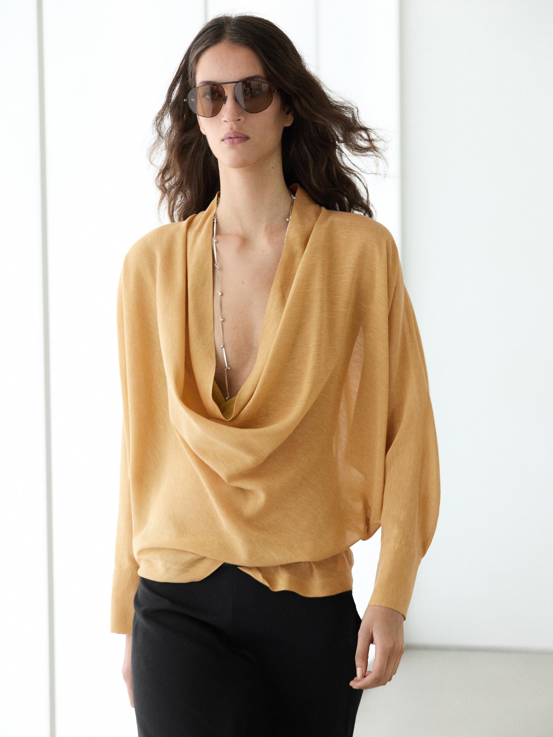 Blouse fluide à décolleté drapé