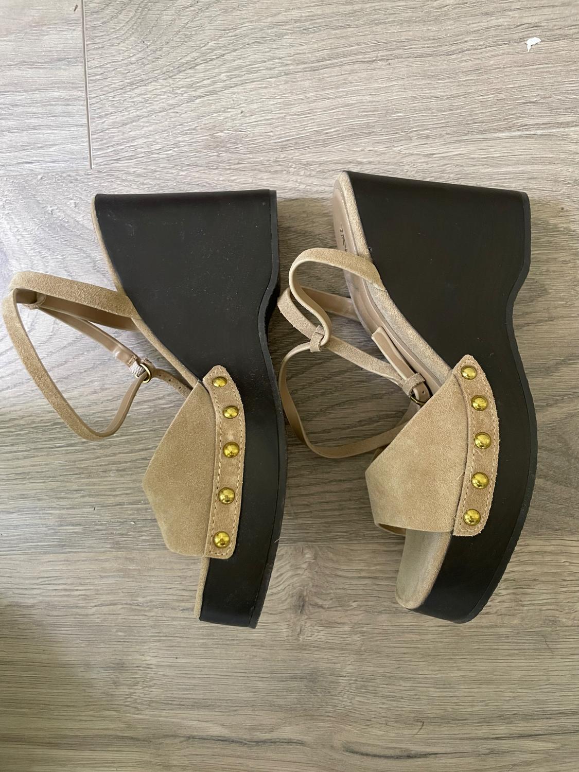 STUDDED SUEDE WEDGE SANDALS. NEW WITHOUT TAGS. NEVER WORN. - Image 3