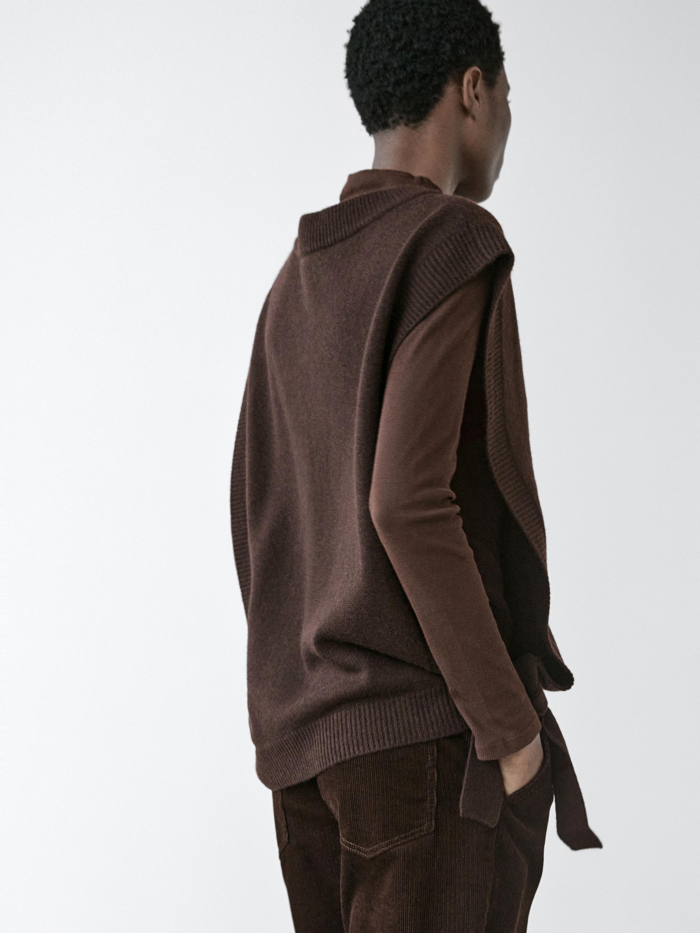 V-neck bib with tie details