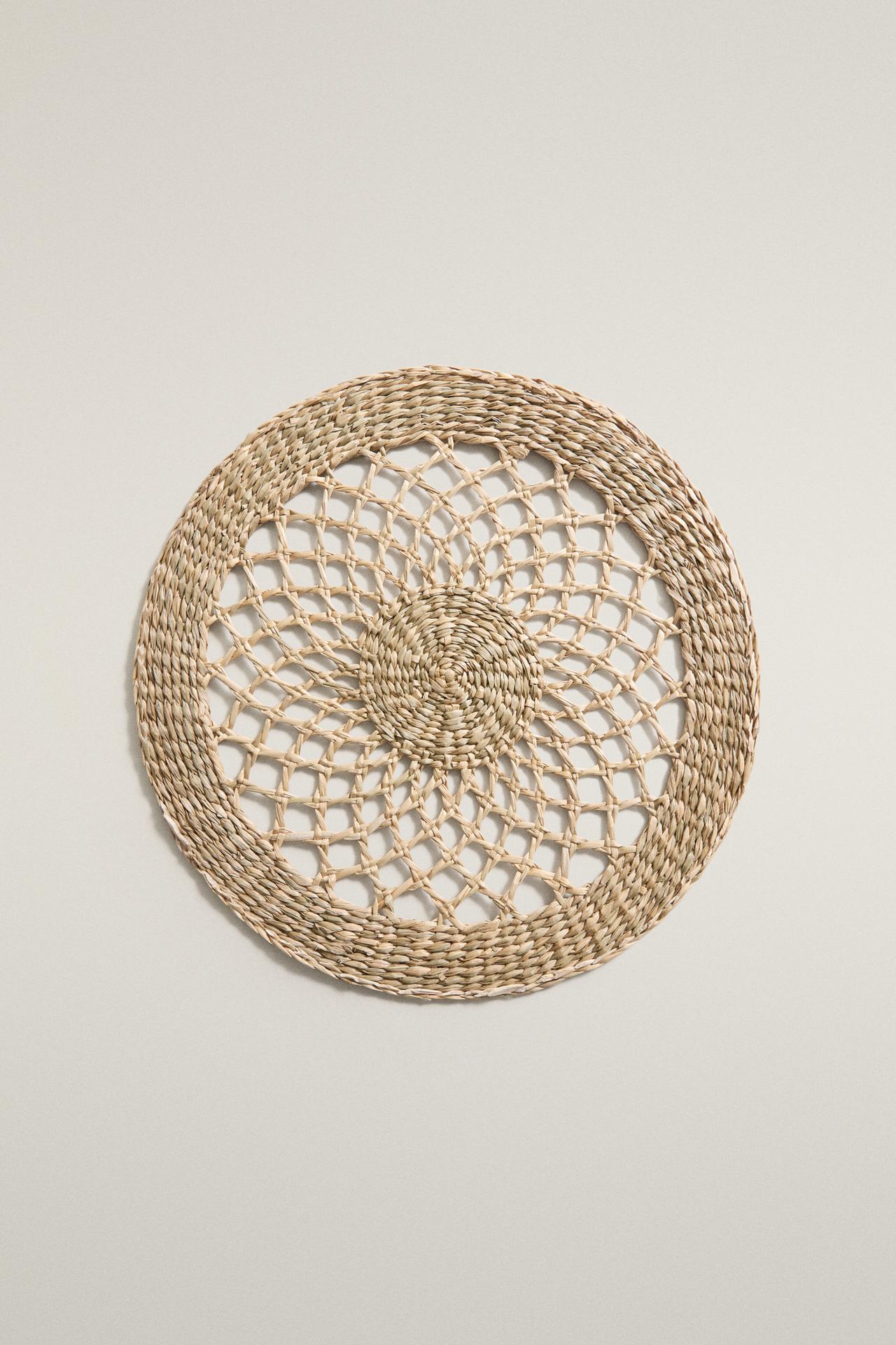ROUND VEGETABLE FIBER PLACEMAT — Light beige