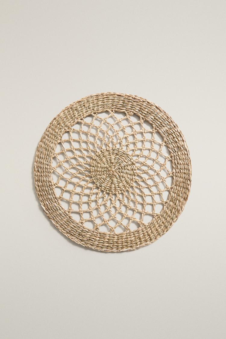 ROUND VEGETABLE FIBER PLACEMAT — Light beige