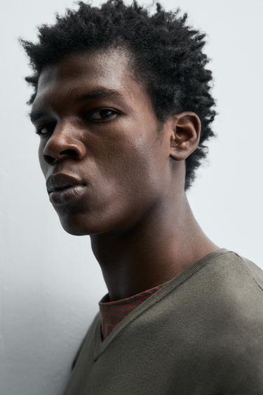 PULL BASIQUE À COL EN V - Marron de Zara - Image 4