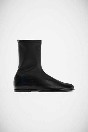 حذاء جلدي للكاحل ناعم - أسود الخاص بـ Zara