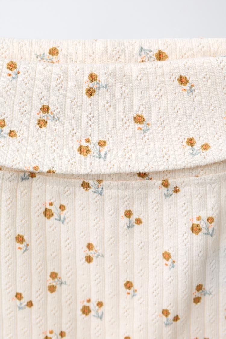 Pack de playera con estampado floral, mallas y gorro 5