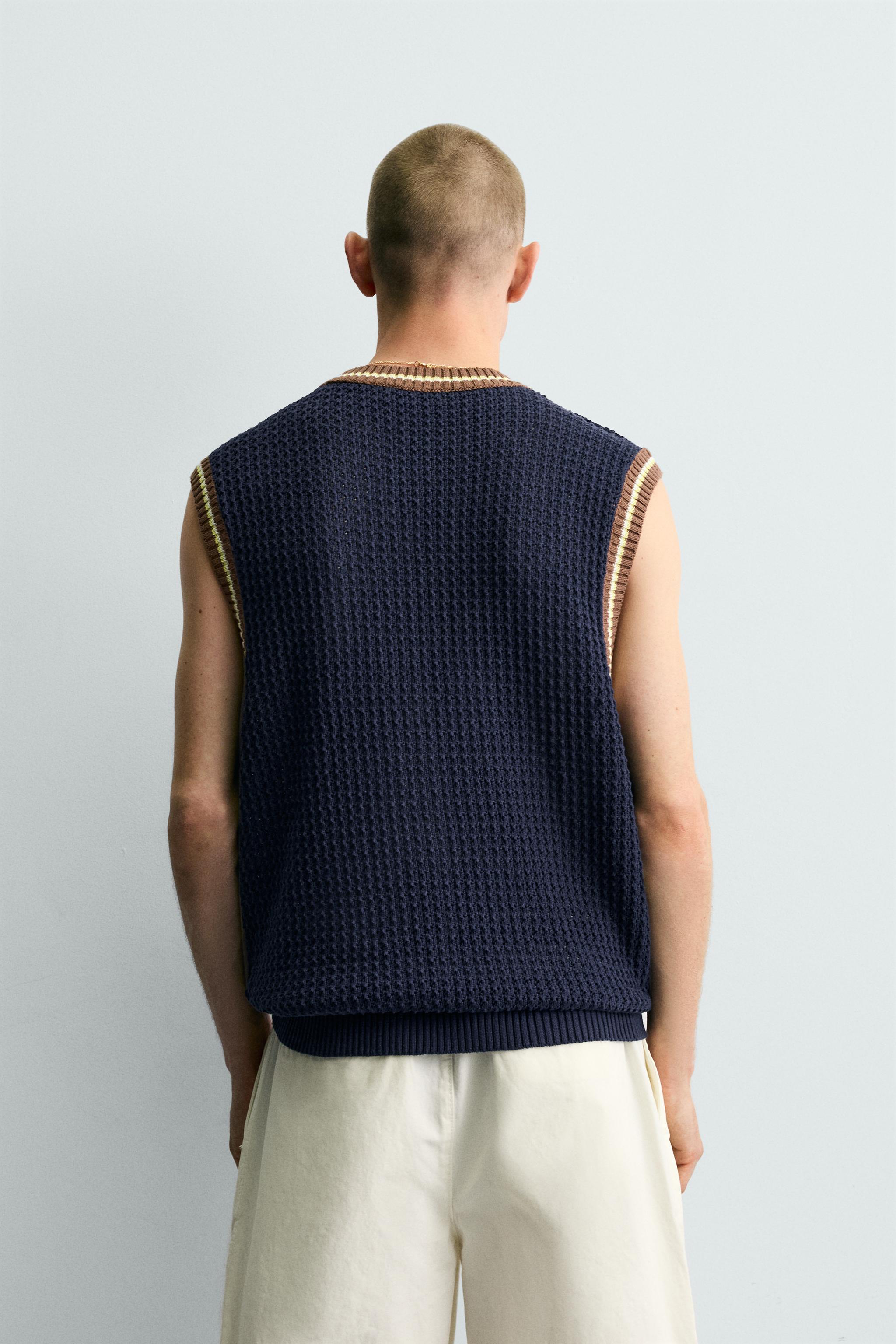 GILET EN MAILLE CÔTELÉE CONTRASTANTE