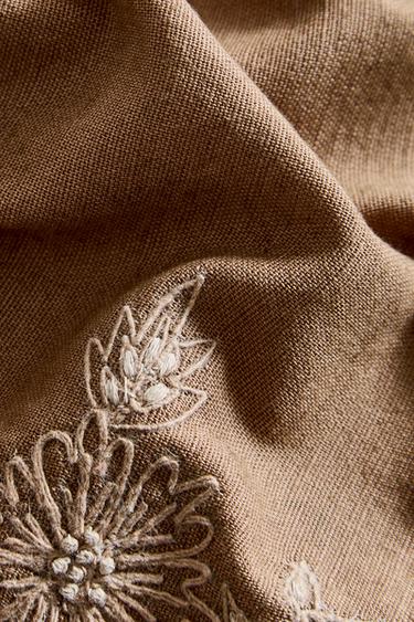 PACK OF EMBROIDERED FLORAL NAPKINS (PACK OF 2) - Brown by Zara - Image 3