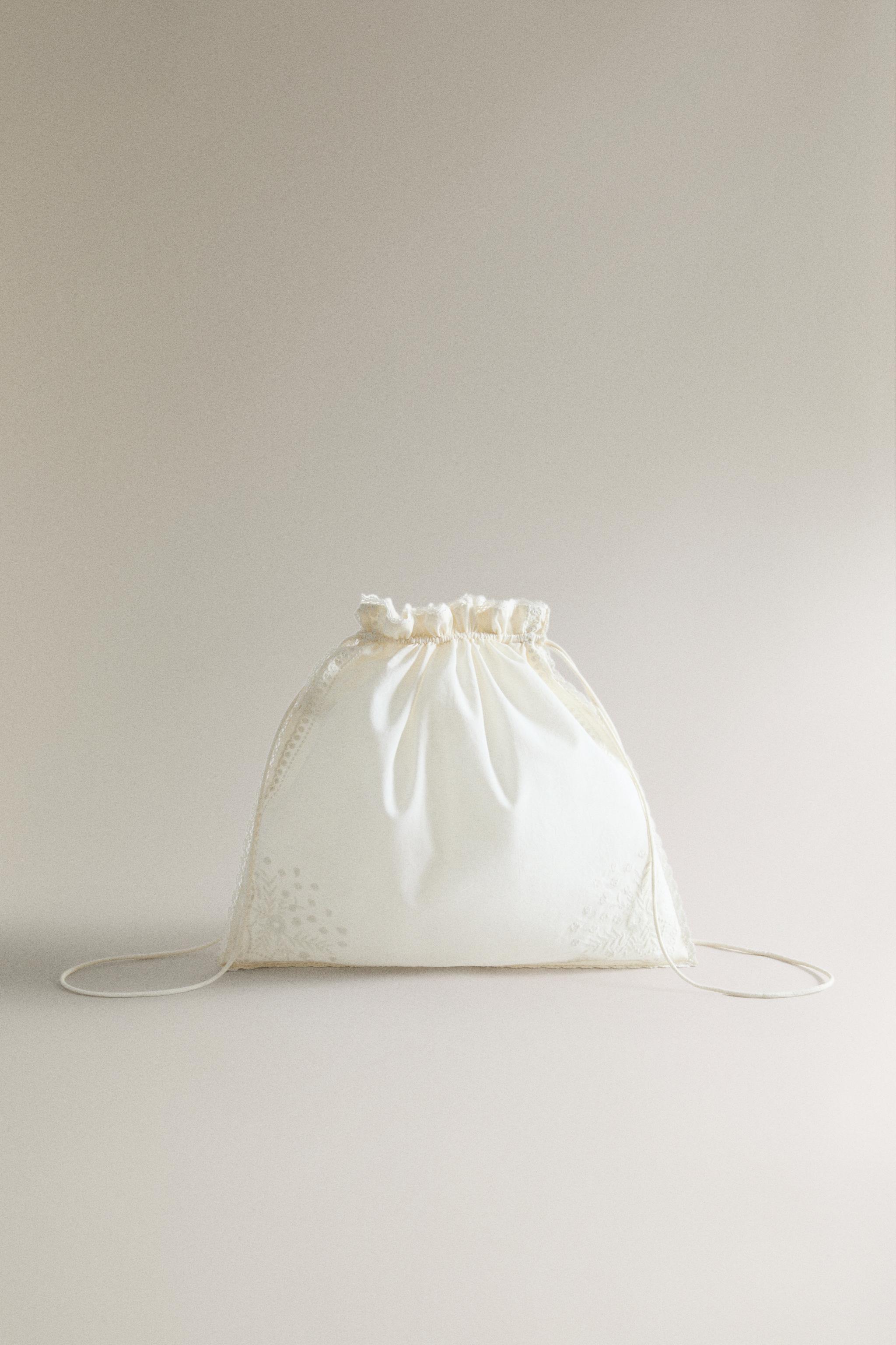 SAC À LINGE EN COTON BRODÉ ET DENTELLE