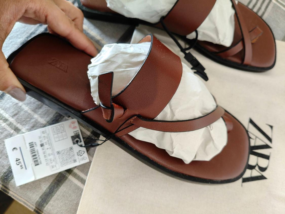 FLAT LEATHER STRAPPY SANDALS - Image 3