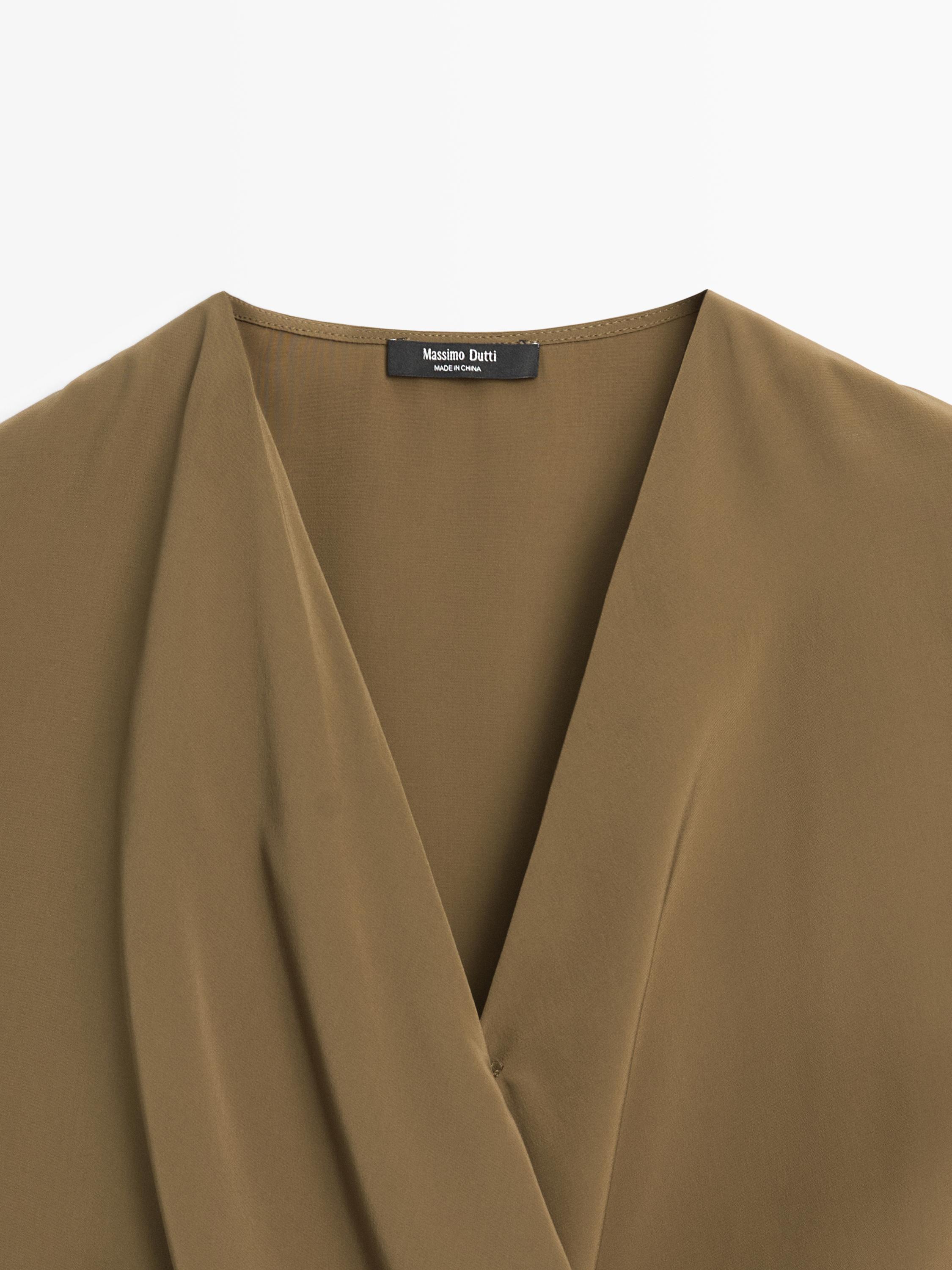 Total look flowing draped top