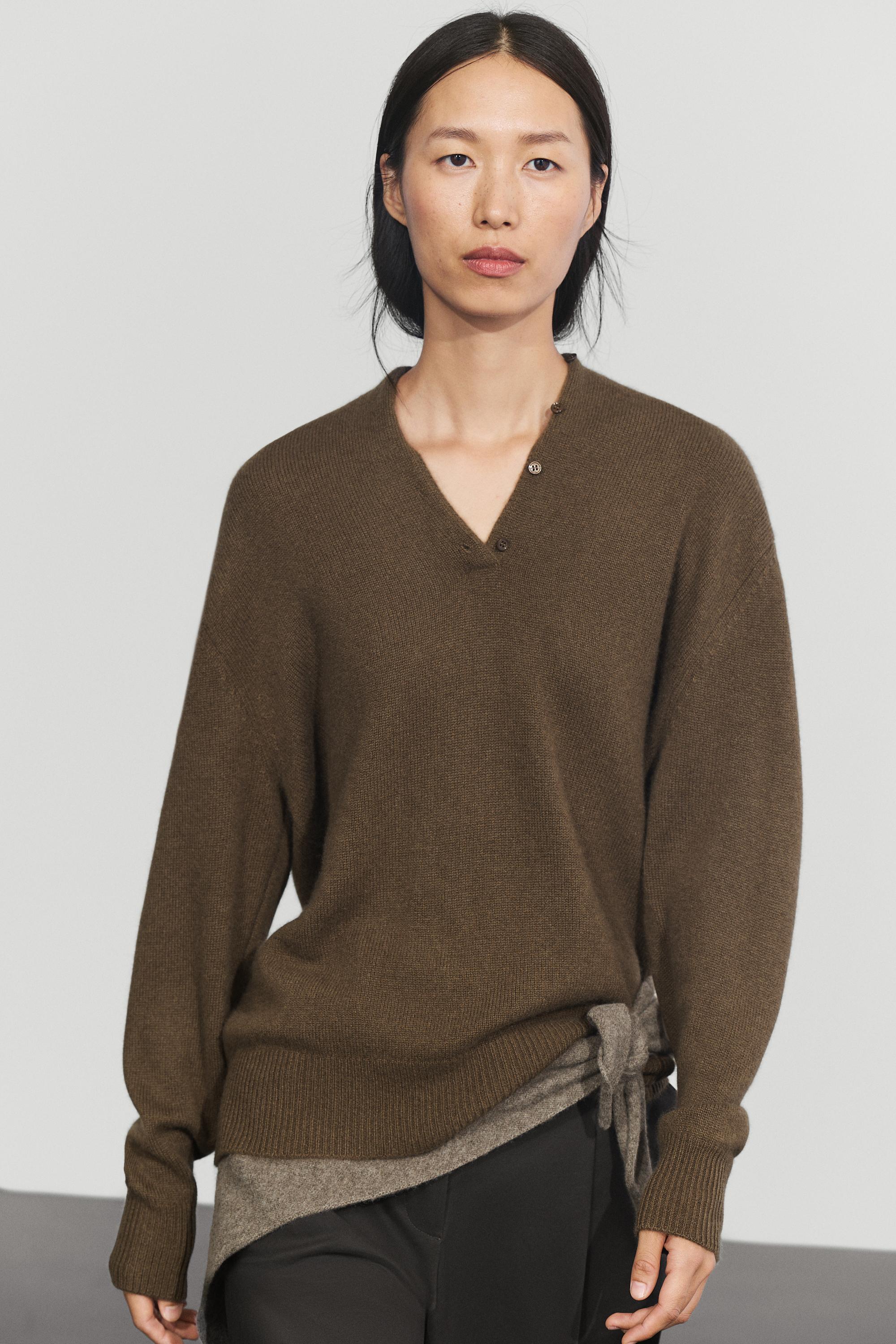 Pull en maille à détail boutonné 100 % cachemire