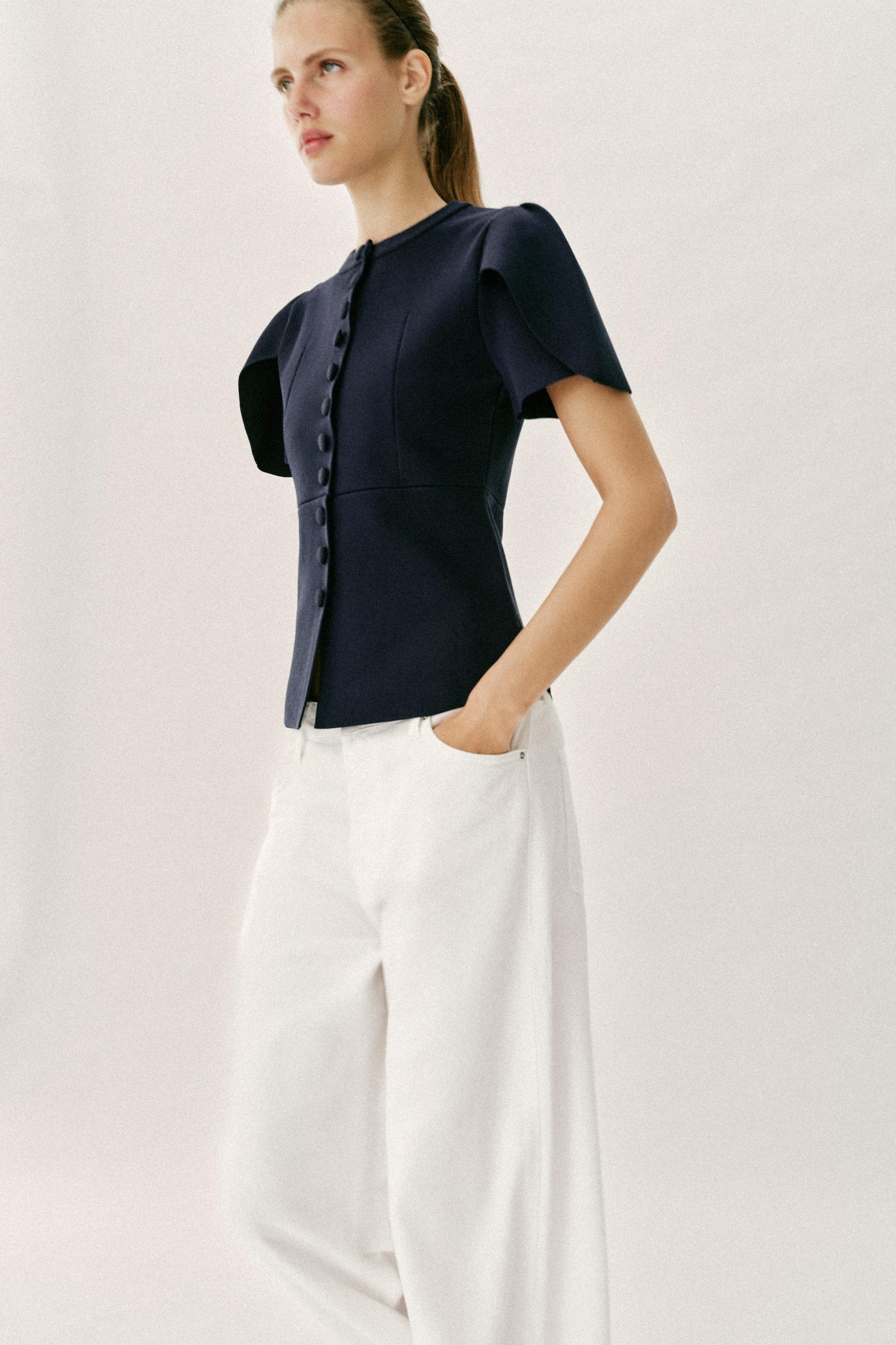 VESTE EN MAILLE À MANCHES BOUFFANTES ET OUVERTURES