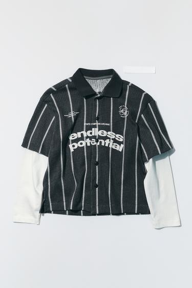 TEXTURED DOUBLE-SLEEVE STRIPE AND TEXT PRINT SHIRT — Black 1