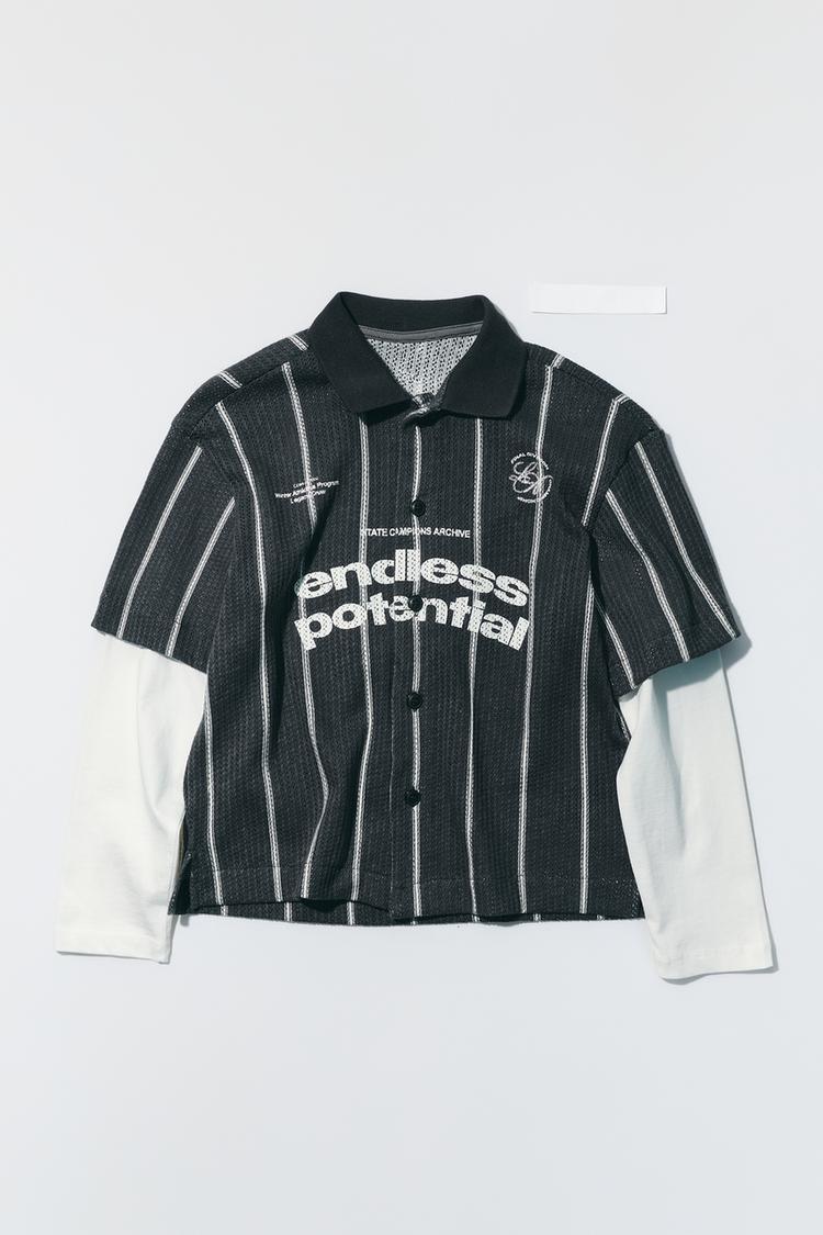 TEXTURED DOUBLE-SLEEVE STRIPE AND TEXT PRINT SHIRT — Black