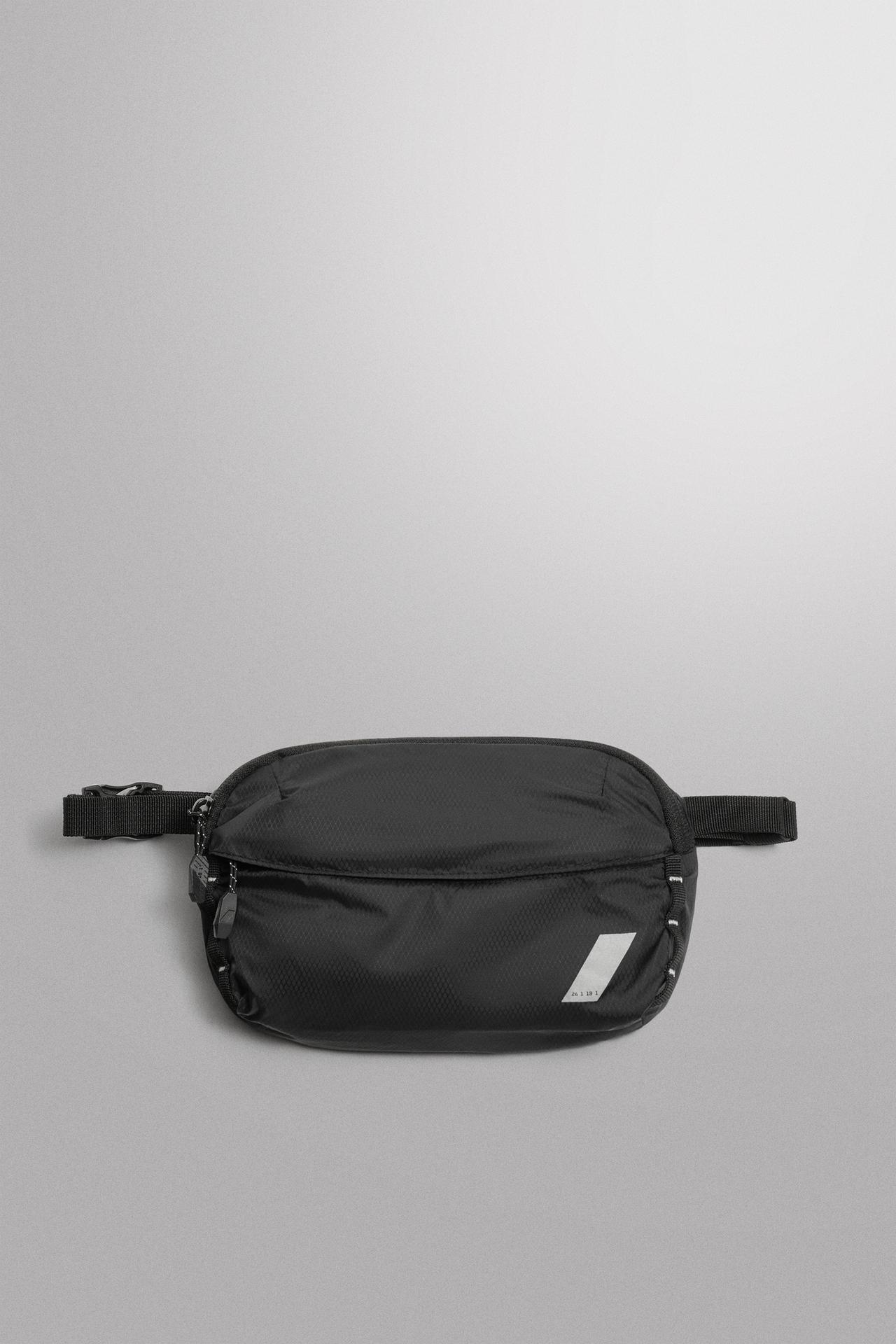 TECHNICAL SPORTY BELT BAG — Black