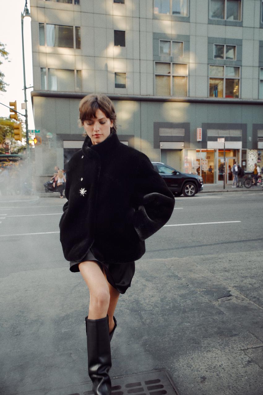 ZW COLLECTION ジュエリー付きフェイクファーコート - ブラック | ZARA  