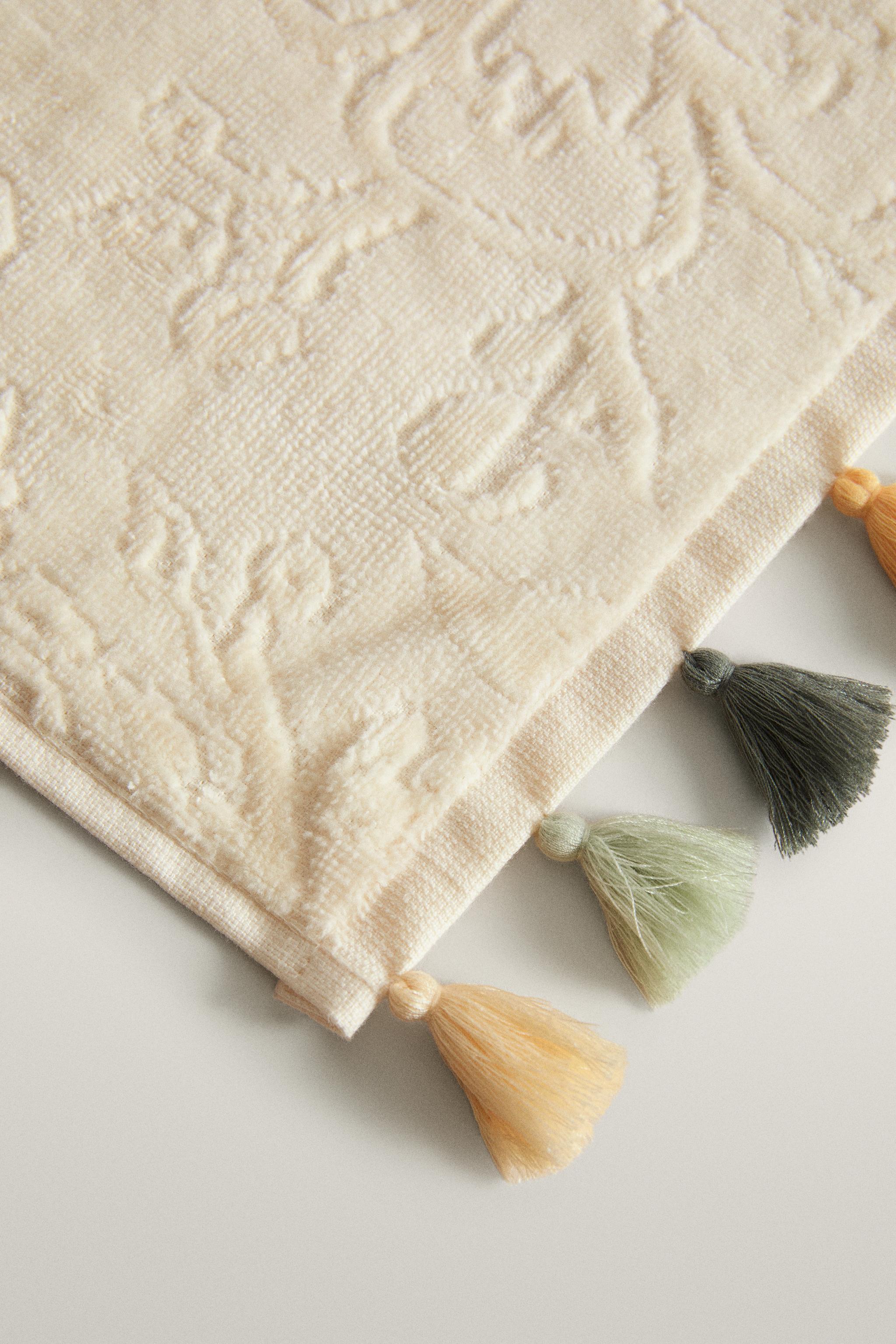 SERVIETTE DE BAIN POMPONS JACQUARD