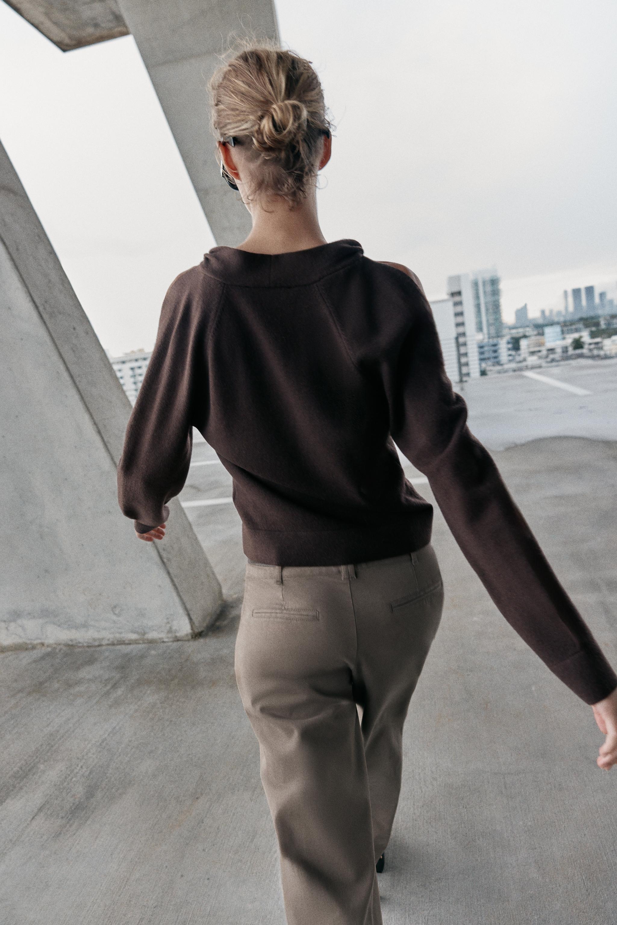 CUT-OUT KNIT JUMPER