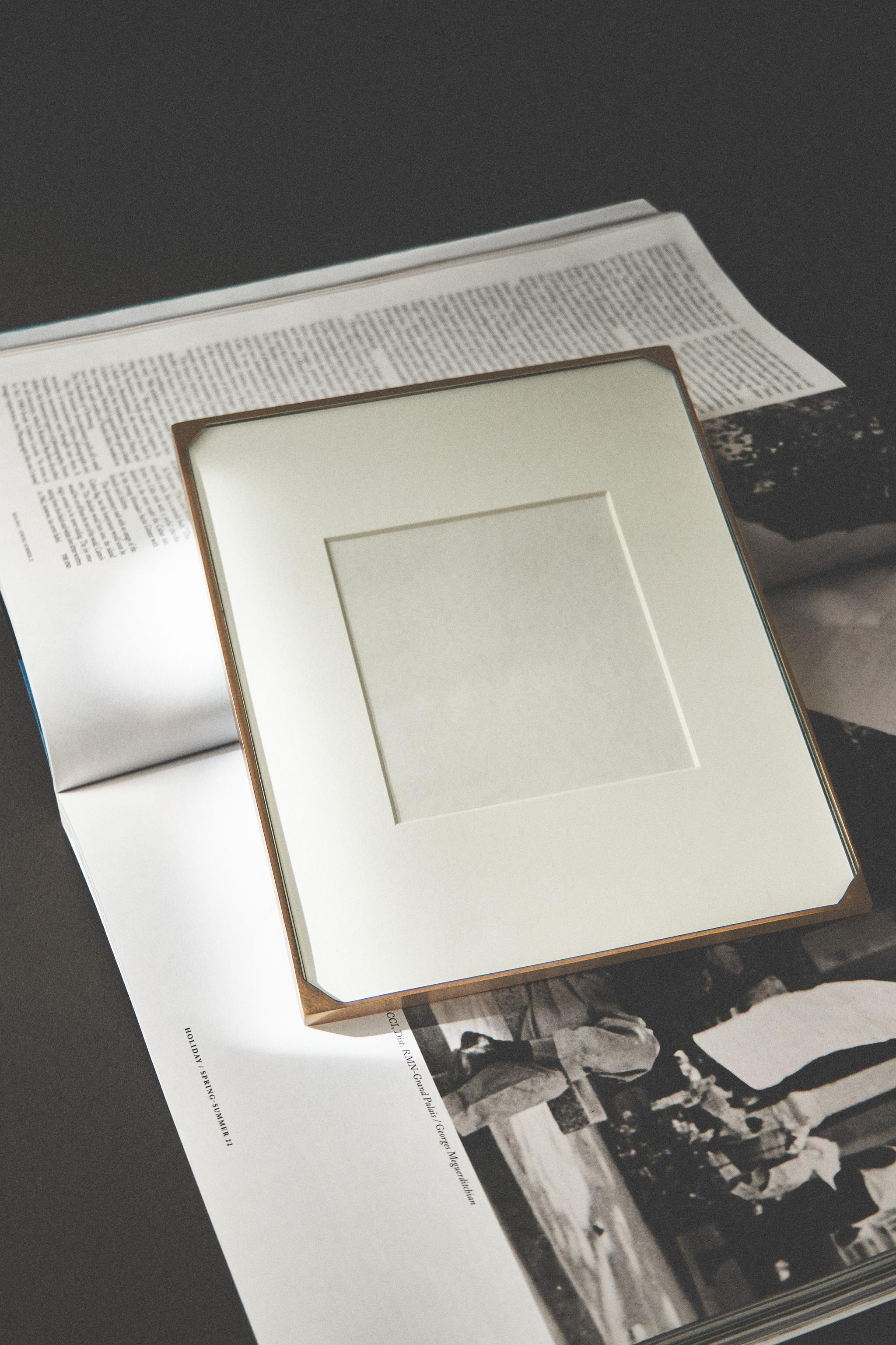 THIN METAL PICTURE FRAME