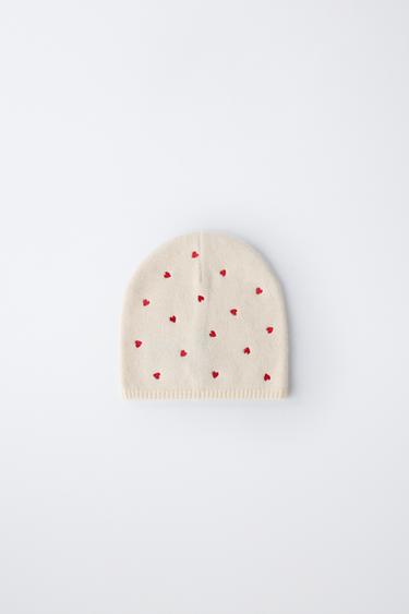 ÚPLETOVÁ ČEPICE S VÝŠIVKOU SRDCE - Přírodní od Zara