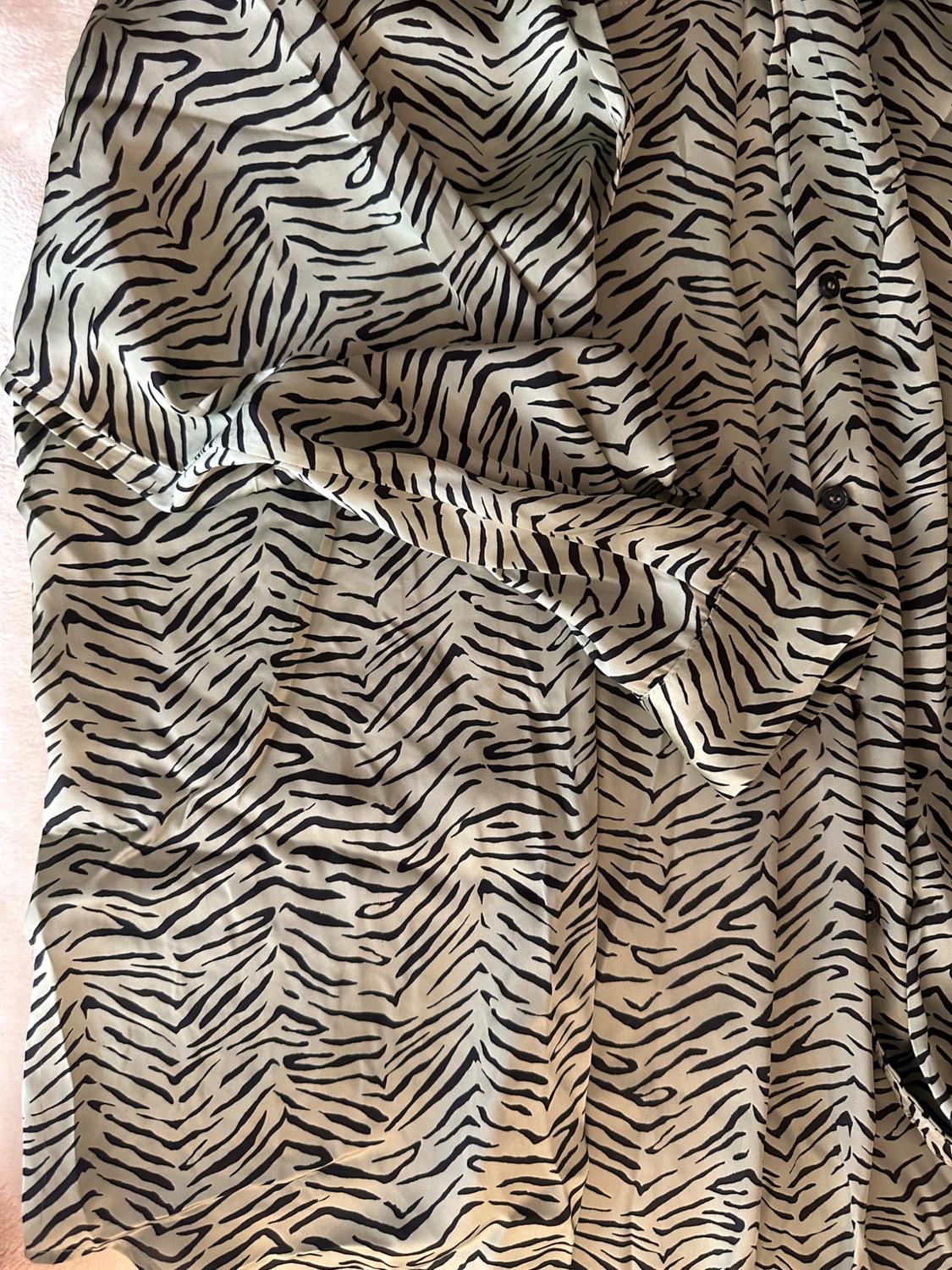 OVERSIZE ANIMAL PRINT BLOUSE - Image 4