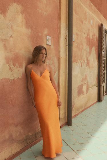 VESTIDO MIDI SATINADO - Naranja de Zara