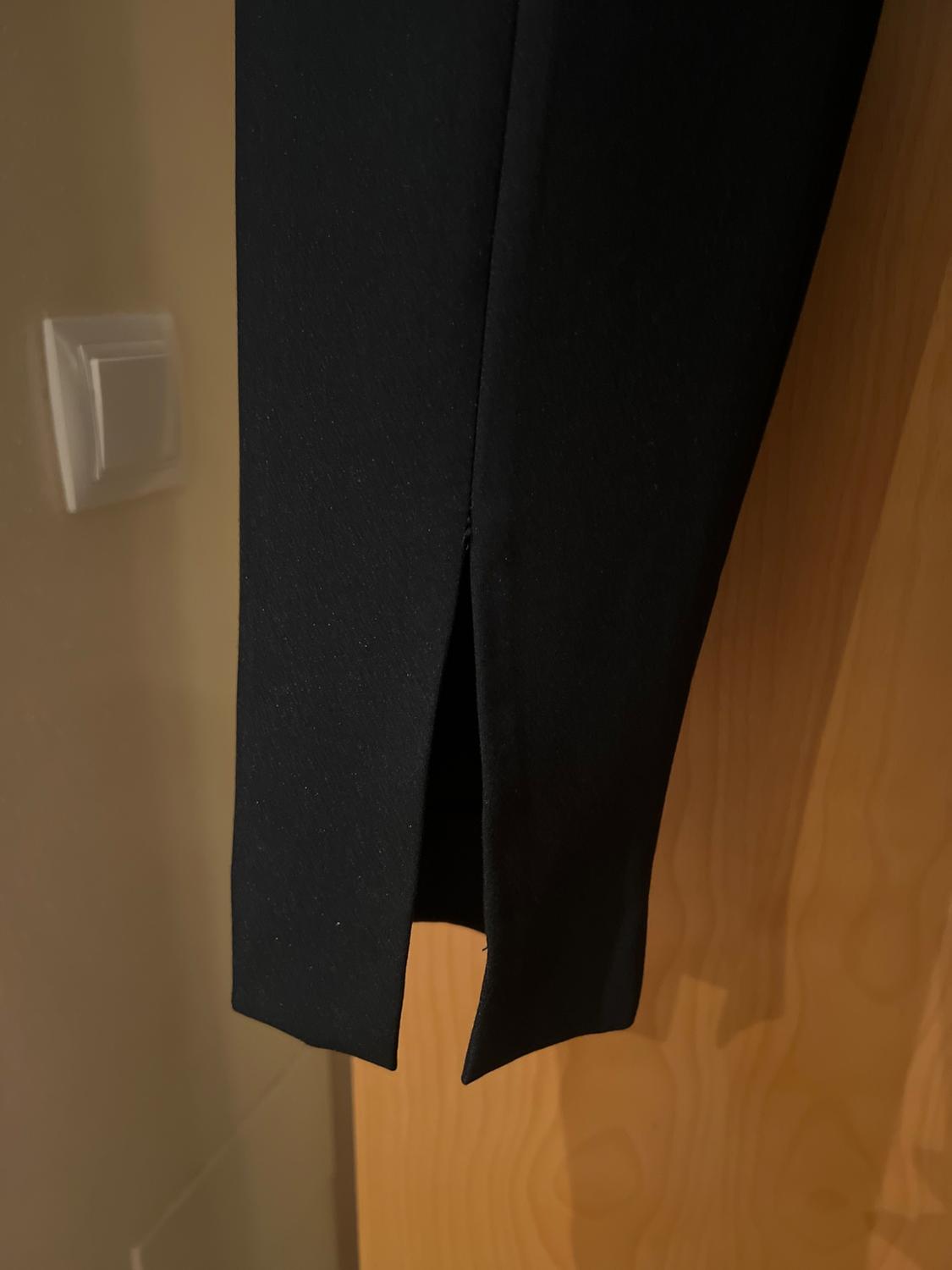 PANTALÓN VESTIR NEGRO CON CINTURÓN RASO BOTÓN PIEDRA - Image 6