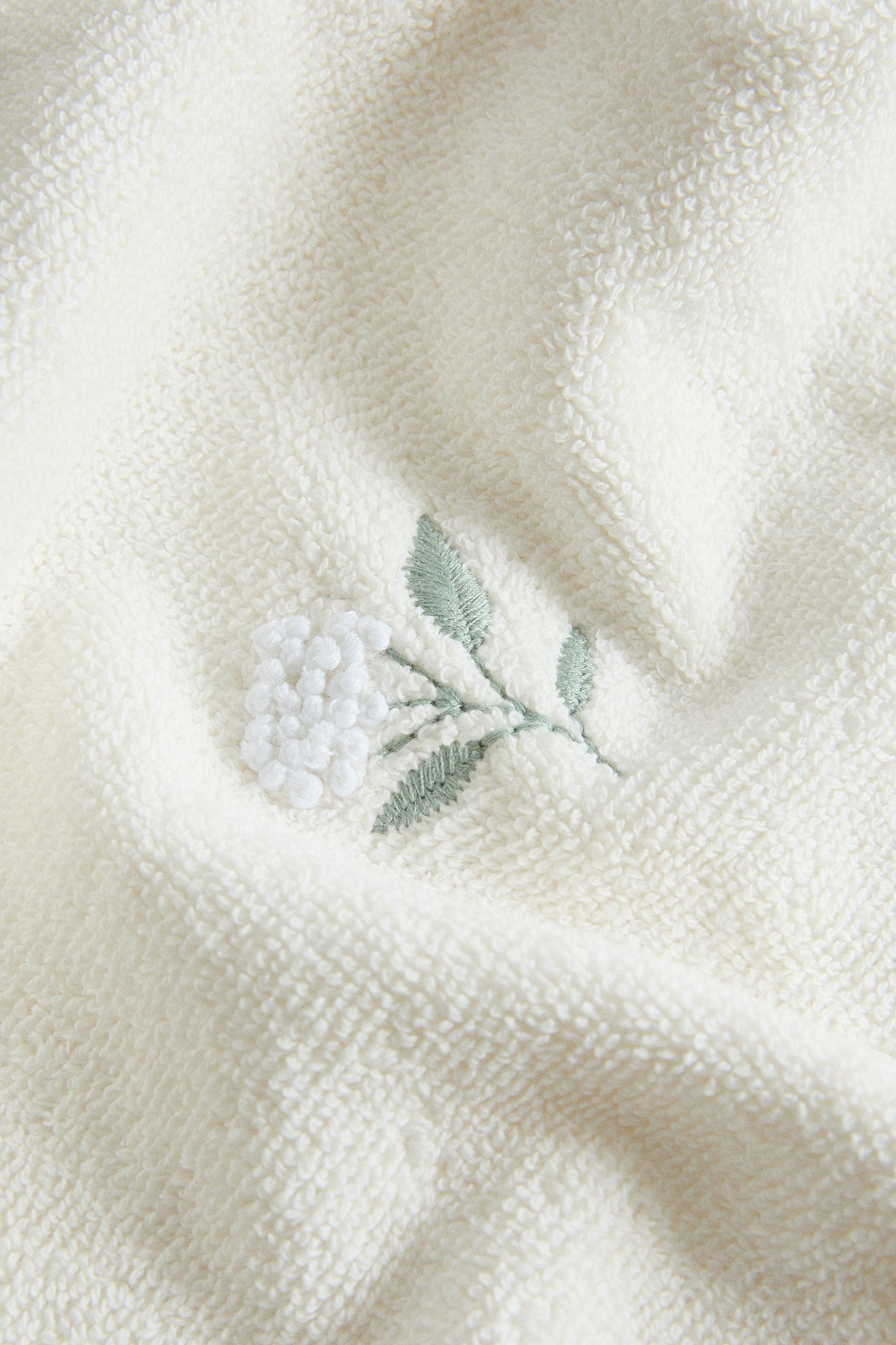 FLORAL EMBROIDERED BATH TOWEL